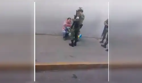 Facebook: el noble gesto de un soldado con un niño que vende chicles en la calle [VIDEO]