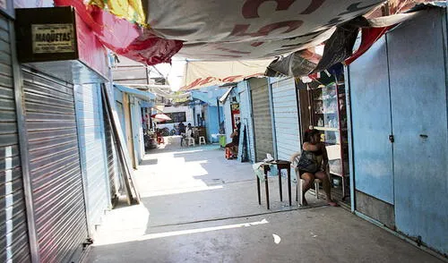 Comerciantes venden puestos de mercado sin autorización de comuna