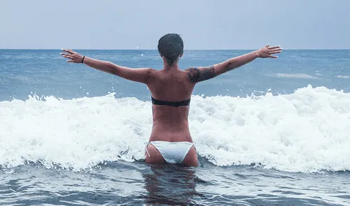 YouTube Viral: Ola gigante arrastra a chica que se tomaba foto [VIDEO]