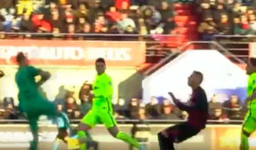 En YouTube, mandó al hospital a su rival con brutal entrada y ni fue sancionado | VIDEO