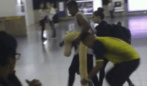 YouTube: histeria y descontrol al descubrir serpiente de 2 metros en tren [VIDEO]