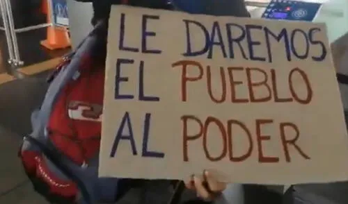 Finalmente, dejaron subir a la joven con su letrero. Foto: Twitter. Finalmente, dejaron subir a la joven con su letrero. Foto: Twitter.
