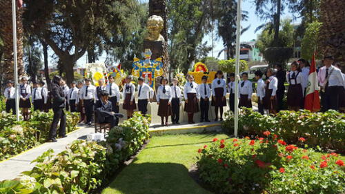 Estudiantes arequipeños homenajearon a César Vallejo