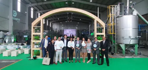 Equipo Pamolsa & Lies Araceli Linares viceministra de Gestión de Ambiental (MINAM). Foto:Difusión.