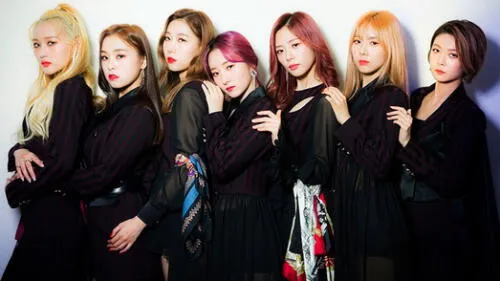 Dreamcatcher debutó oficialmente el 13 de enero de 2017, con el álbum sencillo Nightmare.