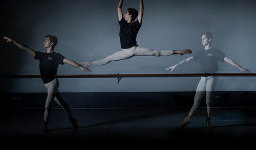 El bailarín ensayando un ‘Saut de chat’ en el estudio de Lucy Telge. Crédito: John Reyes