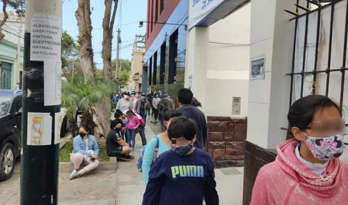 Niños y adultos mayores esperaron ser vacunados contra enfermedades respiratorias. Foto: Jose De Paz Pickman / La República Niños y adultos mayores esperaron ser vacunados contra enfermedades respiratorias. Foto: Jose De Paz Pickman / La República