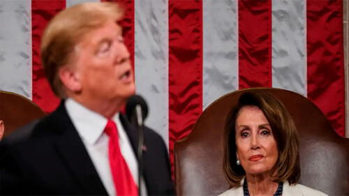 Desde que se oficializó el 'impeachment' Donald Trump arremetió contra Nancy Pelosi (i)