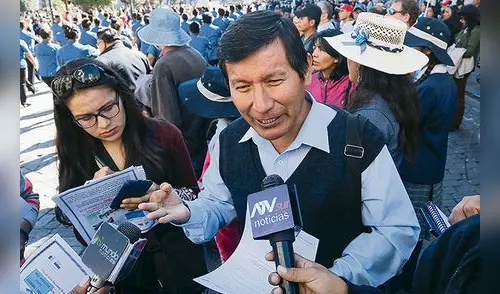 Acusan entrega de libros desactualizados en colegios de Arequipa Acusan entrega de libros desactualizados en colegios de Arequipa