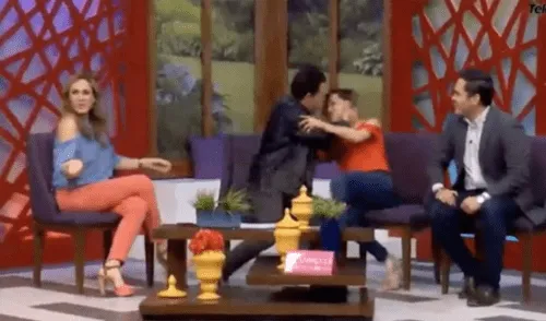 YouTube viral: conductor de TV recibe fuertes críticas por intentar besar a sus compañeras en vivo [VIDEO]