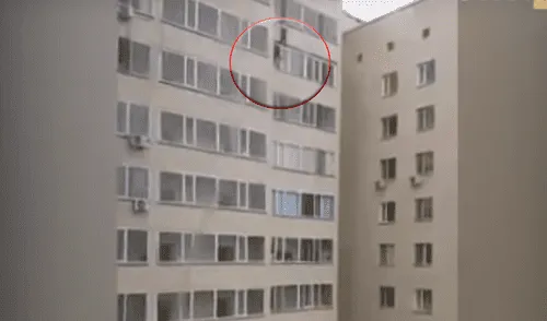 Niño cae de décimo piso de un edificio y es atrapado por vecino [VIDEO]