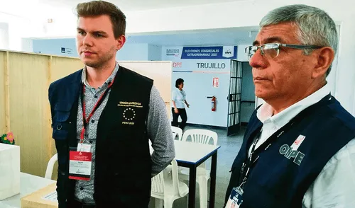 Observadores. Se reunieron con jefe de ODPE, Alex Gómez. Observadores. Se reunieron con jefe de ODPE, Alex Gómez.