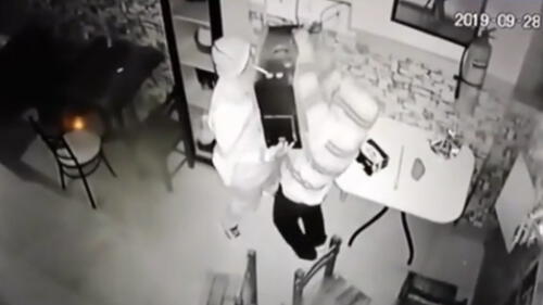 El mismo sujeto que quiso romper el candado un día anterior, es el mismo que aparece acompañado llevándose las cosas de cevichería. (Foto: Captura de video / América Televisión)