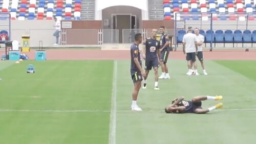 Captan a Neymar simulando una falta en pleno partido de práctica | VIDEO