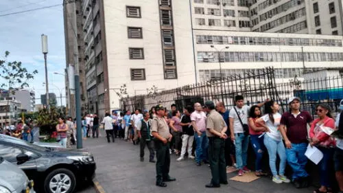 Ciudadanos esperan afuera de Reniec para que les entreguen duplicado de sus DNI. Créditos: La República.