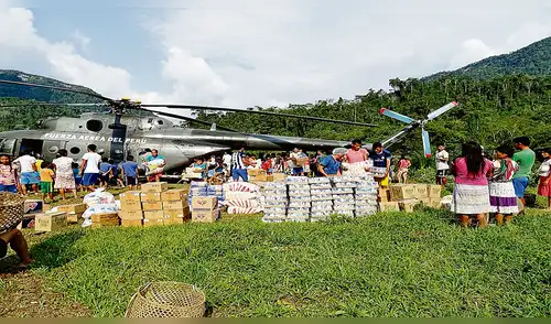 Ayuda. En avión trasladaron alimentos de Qali Warma.