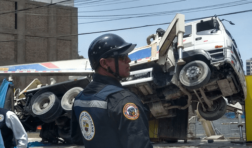 Camión grúa chocó contra muro de obra de construcción y se volcó. Foto: Twitter @Ndemendi Camión grúa chocó contra muro de obra de construcción y se volcó. Foto: Twitter @Ndemendi