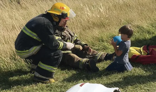 Conmovedoras imágenes: Bomberos juegan con niño luego de un accidente de tránsito [FOTOS]