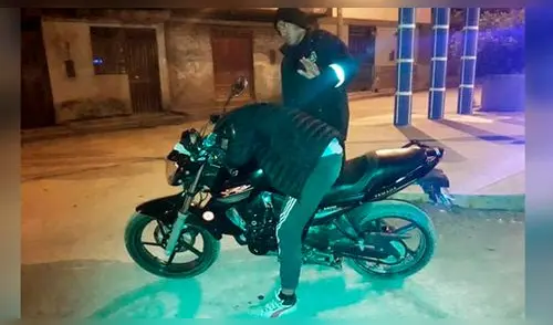 Ebrio se quedó dormido en medio de la pista a bordo de su motocicleta en Puno [VIDEO]