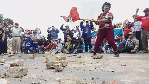 Lambayeque: trabajadores de azucarera bloquearon carretera Chiclayo-Chota Lambayeque: trabajadores de azucarera bloquearon carretera Chiclayo-Chota