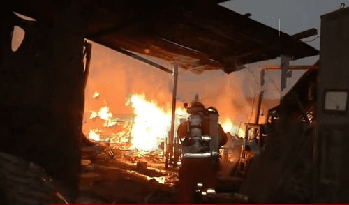 Un corto circuito habría iniciado el fuego, lo cual se agravó con los materiales que se encontraban al interior del taller. Foto: Captura Tv Perú