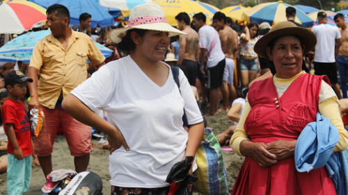 Agua Dulce se vio repleta de personas, quienes llegaron con sombrillas y muchas ganas de pasar el primer día del año. (Foto: Jorge Cerdán / La República) año nuevo en playa agua dulce
