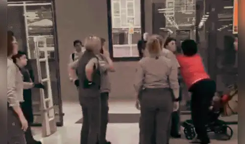 Mujer agrede a trabajadores. Mujer agrede a trabajadores.