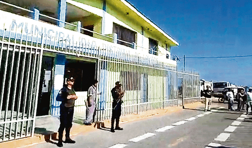 Resguardo. Efectivos de la PNP resguardan los exteriores de la municipalidad de Lobitos, tras incendio del 1 de enero.