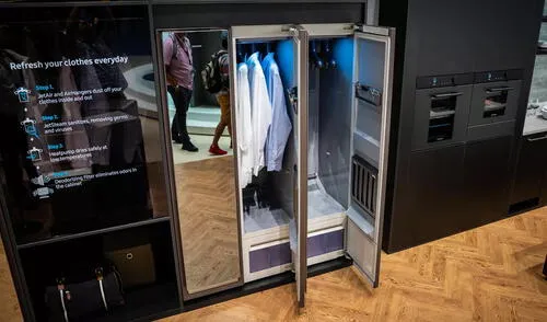 El aparato desarrollado por Samsung es capaz de eliminar los virus y bacterias de la ropa, sin dañarla. Foto: CNET Samsung diseña armario inteligente que desinfecta toda tu ropa