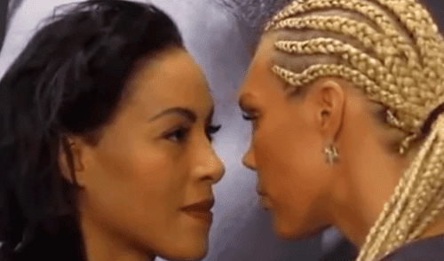 En YouTube, boxeadora besó en la boca a su rival durante conferencia [VIDEO]