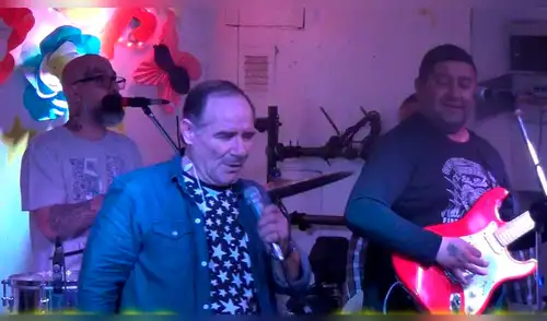 Reconocido cantante de cumbia argentina murió tras desvanecerse en pleno show