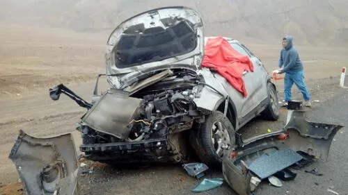 Auto quedó destrozado tras volcar en la Panamericana Norte