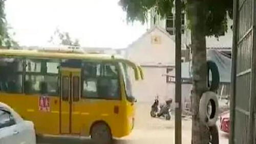 Niño muere tras ser olvidado durante 5 horas en un bus escolar