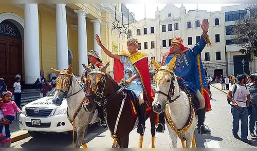 Los Tres Reyes Magos de la PNP recorrieron calles de Chiclayo llevando mensaje de paz