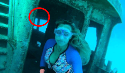 Facebook viral: buceadora se topa con misterioso vestigio abandonado en el fondo del océano [VIDEO]