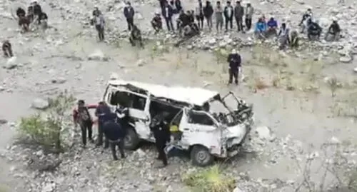 La combi que inservible en el fondo del abismo.