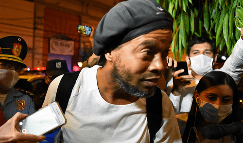 Ronaldinho cumple arresto domiciliario en Paraguay junto a su hermano. | Foto: AFP Reiteran orden de captura de empresaria paraguaya relacionada con Ronaldinho