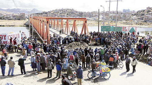 Puno: Ilave bloqueó puente en paro contra alcalde Apaza