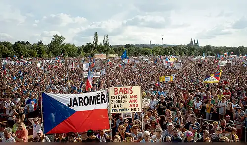 Contundente. Estiman que más de 250 mil personas se congregaron en la República Checa en contra del primer ministro Babis.