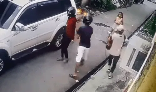 Vía YouTube: Niña se ganó admiración de todos al taclear a delincuente que quiso robar a su padre [VIDEO]