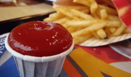 Clienta de McDonald´s quería kétchup para su comida pero encontró algo asqueroso en los dispensadores
