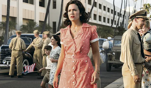 La actriz y cantante Mandy Moore interpreta a la esposa de un militar (Ed Skrein) en plena Segunda Guerra Mundial.