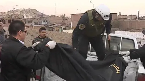 Personal de Criminalística llegó al lugar para inspeccionar la escena del asesinato y luego el fiscal ordenó el levantamiento del cadáver. (Foto: Captura de video / América Noticias)