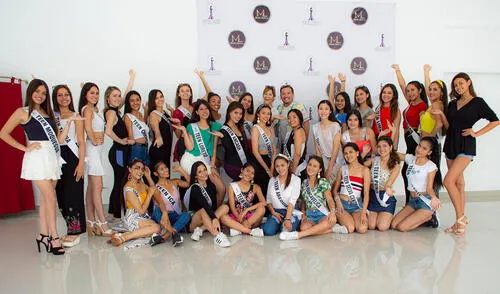 Edith Tapia con las candidatas al Miss Teen Perú