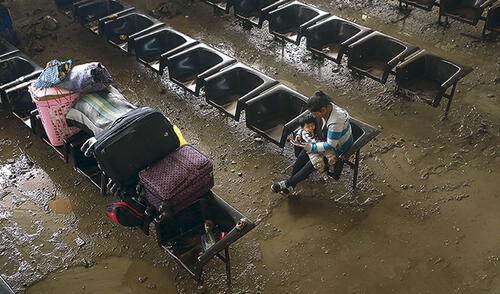 DESASTRES POR LLUVIAS EN AREQUIPA terminal terrestre. Así quedó infraestructura enfangada. En la tarde, volvieron a abrir sus puertas.