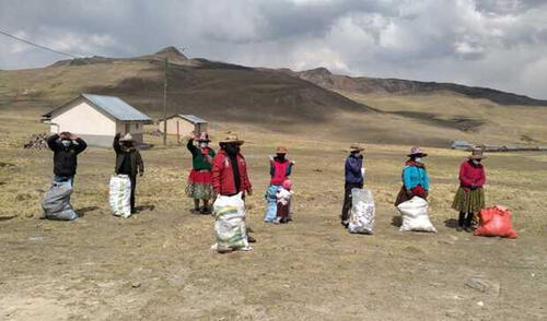 Autoridades distribuyeron productos de primera necesidad. Foto: Ministerio de Cultura.