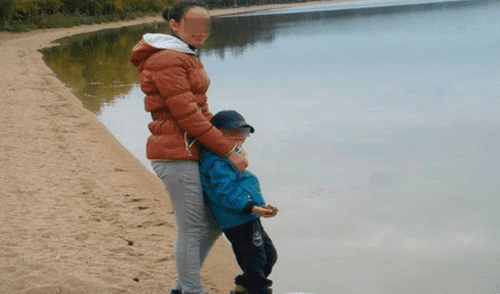 Alina Yumasheva, junto con su hijo. Madre del menor