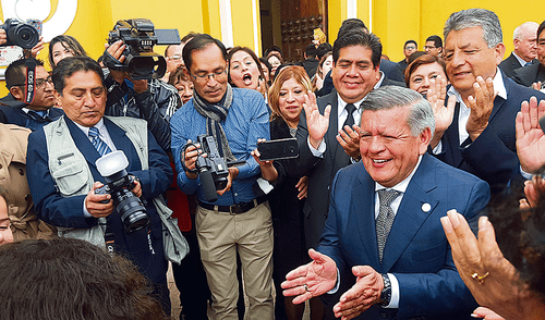 de cumpleaños. Acuña festejó en Trujillo y señaló que es muy pronto para hablar de una candidatura suya.