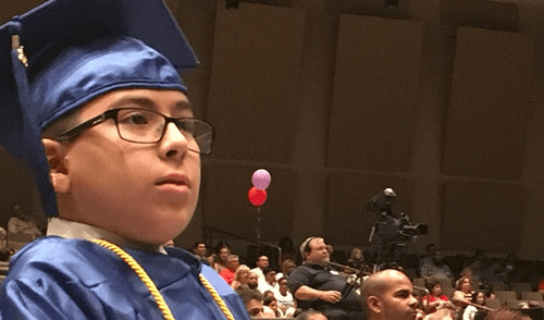 Niño de 11 años se gradúa y anuncia la teoría que quiere probar