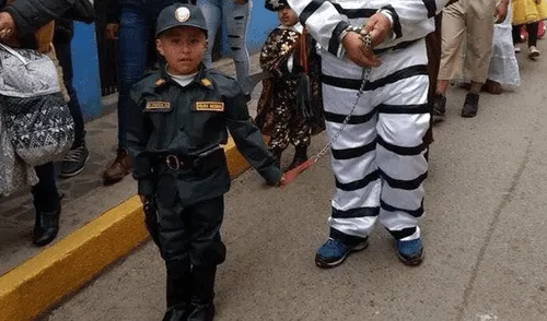Vía Facebook: niño peruano desfila disfrazado de policía y su 'detenido' hace reír al mundo